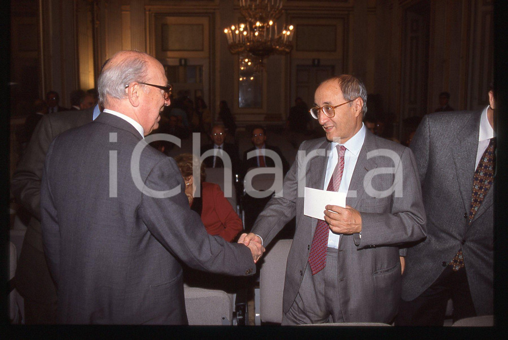 35mm vintage slide* 1992 ca MILANO Enrico DE MITA Teatro alla Scala (1)  CONDIZIONI: GOOD Tutti i diritti riservati.E' severamente vietata la riproduzione.  ICharta mette in vendita, sul negozio eBay e in esclusiva sul sito "icharta" il proprio archivio composto da numerose diapositive e negativi fotografici d'epoca, tutti originali e autentici, che attraversano la storia del costume italiano tra gli la fine degli anni Sessanta e Novanta.Si tratta di uno sguardo inedito sull'attualit&agrave;, la politica, la vita quotidiana, il gossip e la cultura, che fotografa il cambiamento della nazione in quest'ultimo scorcio del XX secolo. Un'occasione unica per il mercato del collezionismo, che vede finalmente disponibile un archivio eccezionale per vastit&agrave;, tematiche e condizioni, in un settore (il negativo fotografico e la diapositiva) di assoluta novit&agrave; e dalle interessanti prospettive di investimento.      originale e autentica 1