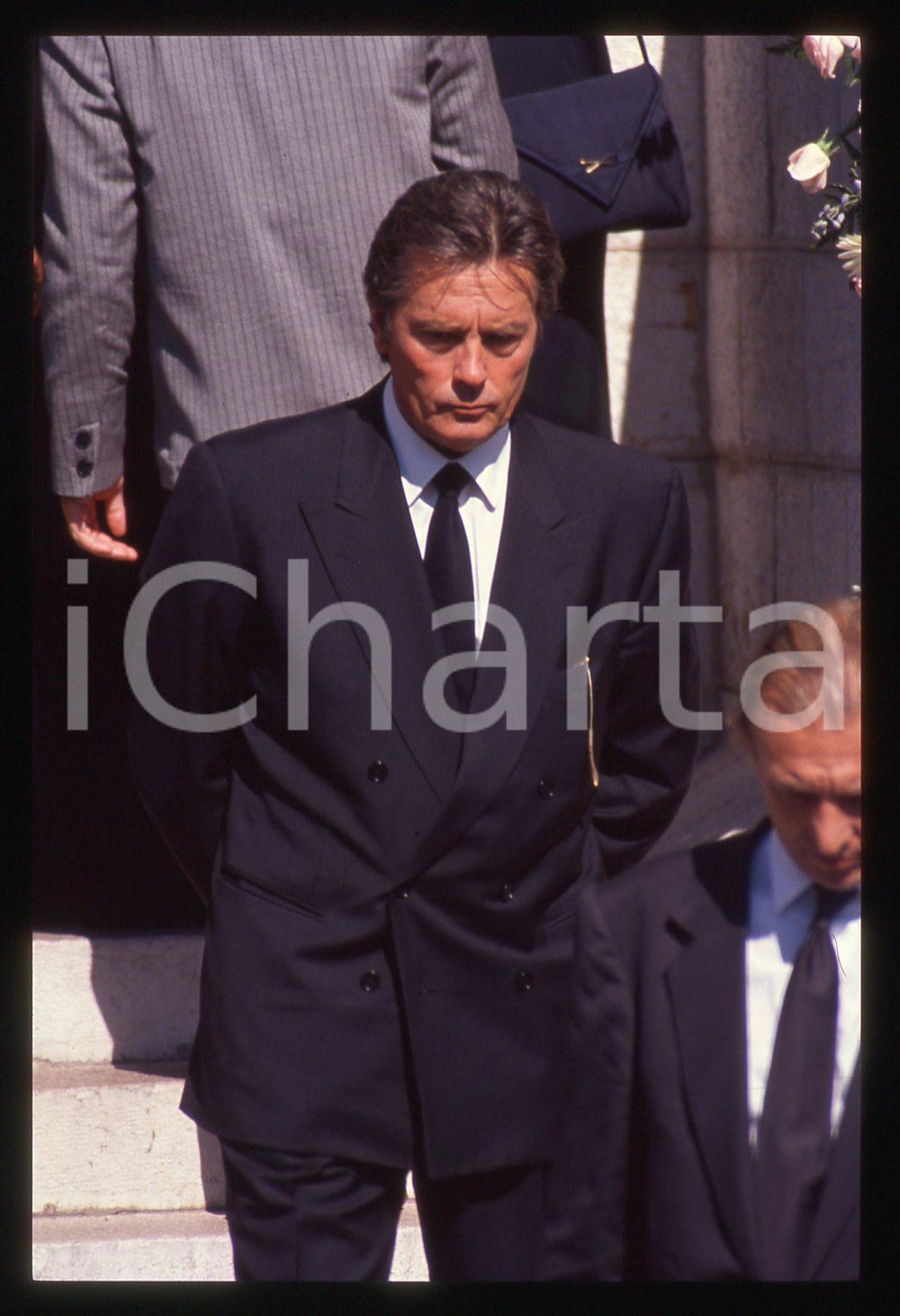 35mm vintage slide *1990 PRINCIPATO DI MONACO Alain DELON Funerali CASIRAGHI (5) La diapositiva è stata scattata in occasione dei funerali di Stefano Casiraghi presso la Cattedrale di Monaco il 6 ottobre 1990. Tutti i diritti riservati.E' severamente vietata la riproduzione.  ICharta mette in vendita, sul negozio eBay e in esclusiva sul sito "icharta" il proprio archivio composto da numerose diapositive e negativi fotografici d'epoca, tutti originali e autentici, che attraversano la storia del costume tra la fine degli anni Sessanta e Novanta.Si tratta di uno sguardo inedito sull'attualità, la politica, la vita quotidiana, il gossip e la cultura, che fotografa il cambiamento della nazione in quest'ultimo scorcio del XX secolo. Un'occasione unica per il mercato del collezionismo, che vede finalmente disponibile un archivio eccezionale per vastità, tematiche e condizioni, in un settore (il negativo fotografico e la diapositiva) di assoluta novità e dalle interessanti prospettive di investimento.     originale e autentica 1