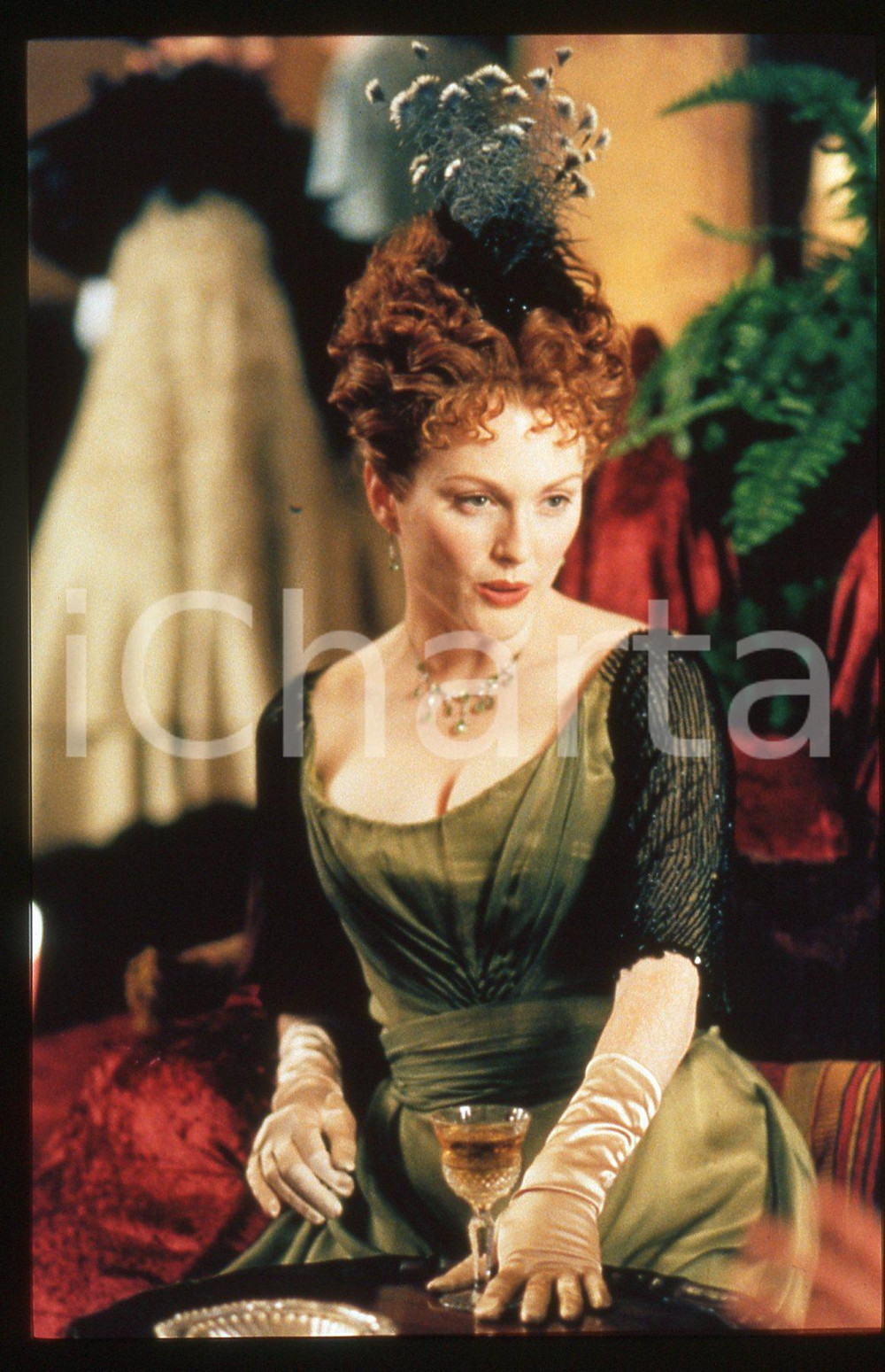 35mm vintage slide* 1999 AN IDEAL HUSBAND Julianne MOORE in una scena del film 