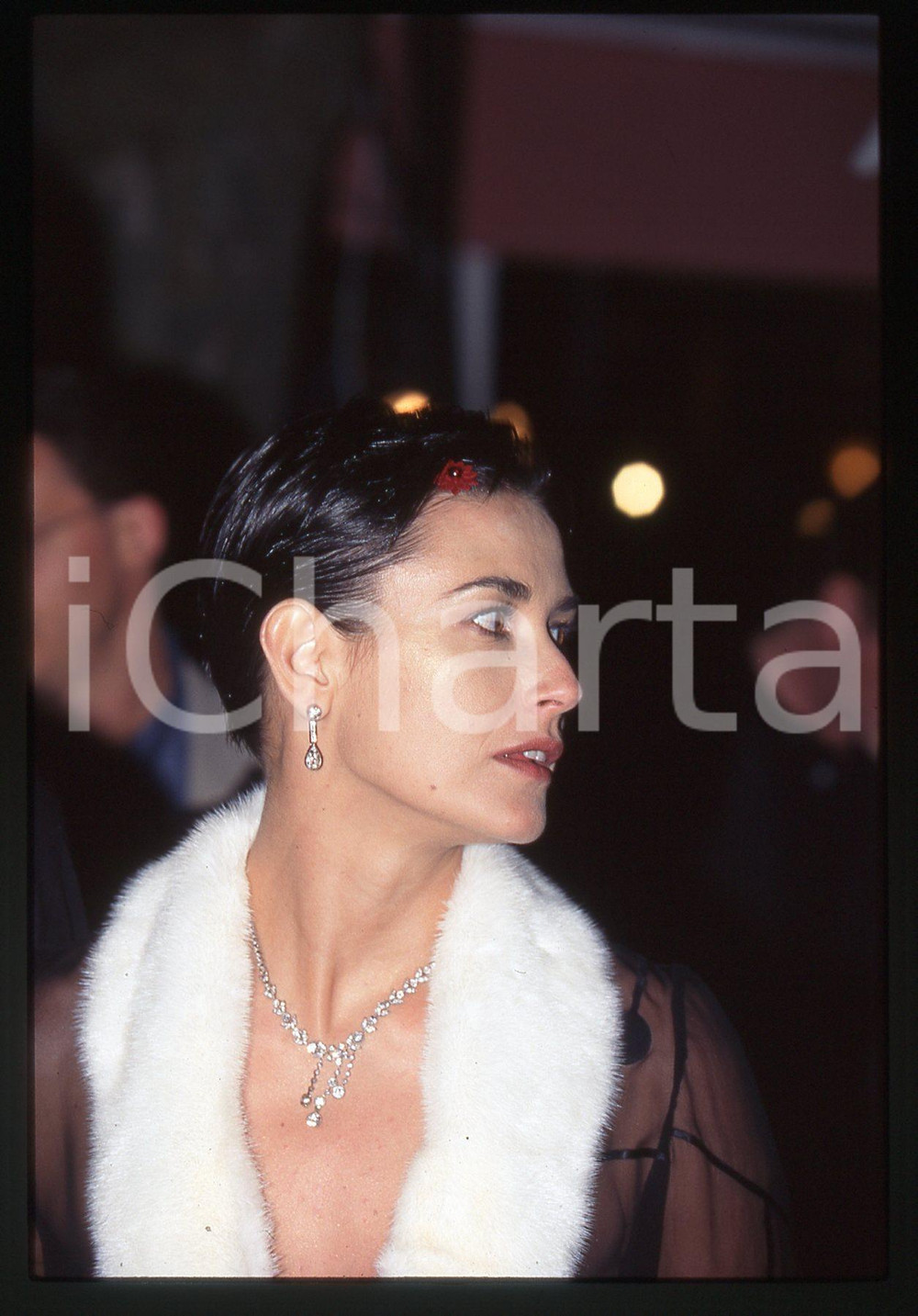 35mm vintage slide* 1997 CANNES Demi MOORE Inaugurazione Planet Hollywood 2  Diapositiva d'epoca, in formato 35 mm. CONDIZIONI: GOODE' severamente vietata la riproduzione. Tutti i diritti sono riservati.Nella diapositiva ICharta mette in vendita, sul negozio eBay e in esclusiva sul sito "icharta" il proprio archivio composto da numerose diapositive e negativi fotografici d'epoca, tutti originali e autentici, che attraversano la storia del costume italiano tra gli la fine degli anni Sessanta e Novanta.Si tratta di uno sguardo inedito sull'attualit&agrave;, la politica, la vita quotidiana, il gossip e la cultura, che fotografa il cambiamento della nazione in quest'ultimo scorcio del XX secolo. Un'occasione unica per il mercato del collezionismo, che vede finalmente disponibile un archivio eccezionale per vastit&agrave;, tematiche e condizioni, in un settore (il negativo fotografico e la diapositiva) di assoluta novit&agrave; e dalle interessanti prospettive di investimento.     originale e autentica 1