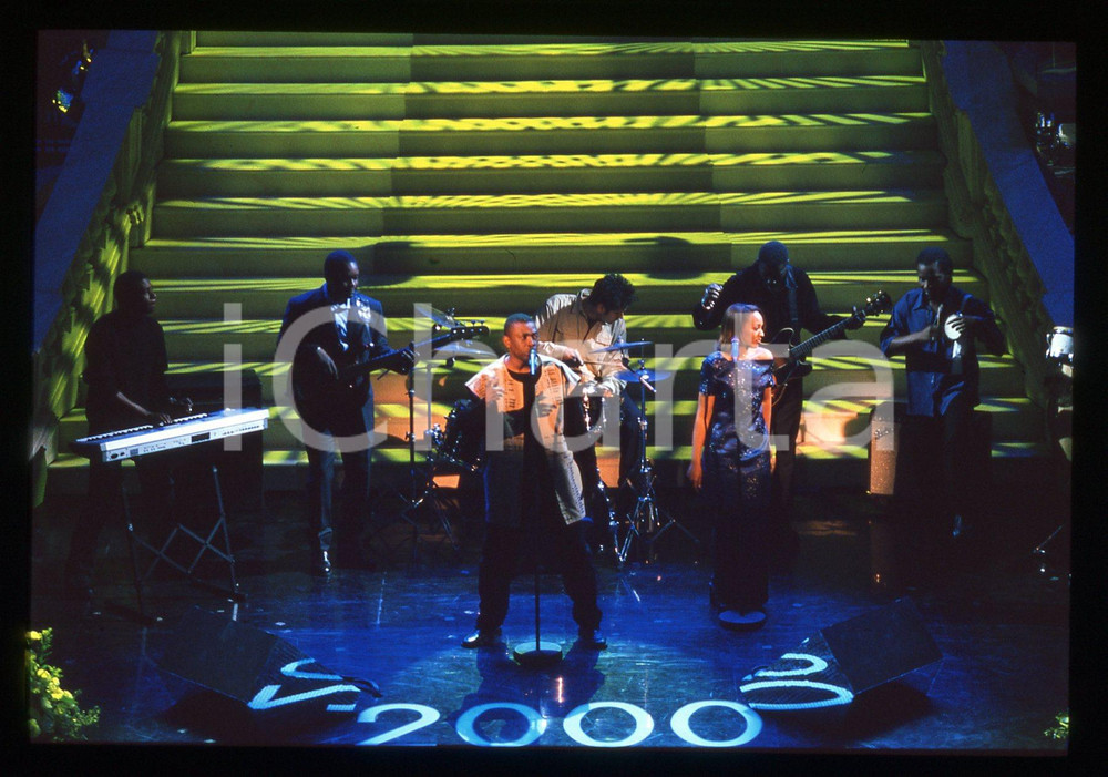 35mm vintage slide* 2000 SANREMO Youssou N'DOUR sul palco del Teatro Ariston (2)