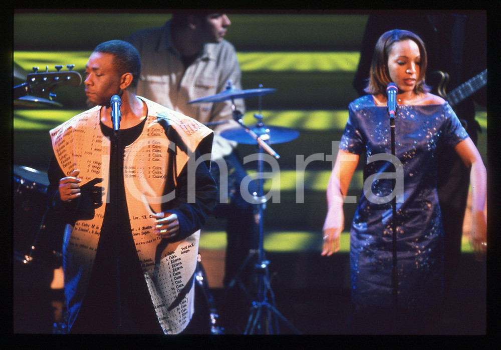 35mm vintage slide* 2000 SANREMO Youssou N'DOUR sul palco del Teatro Ariston (3)