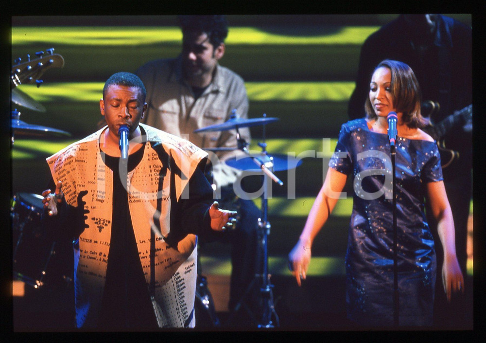 35mm vintage slide* 2000 SANREMO Youssou N'DOUR sul palco del Teatro Ariston (4)