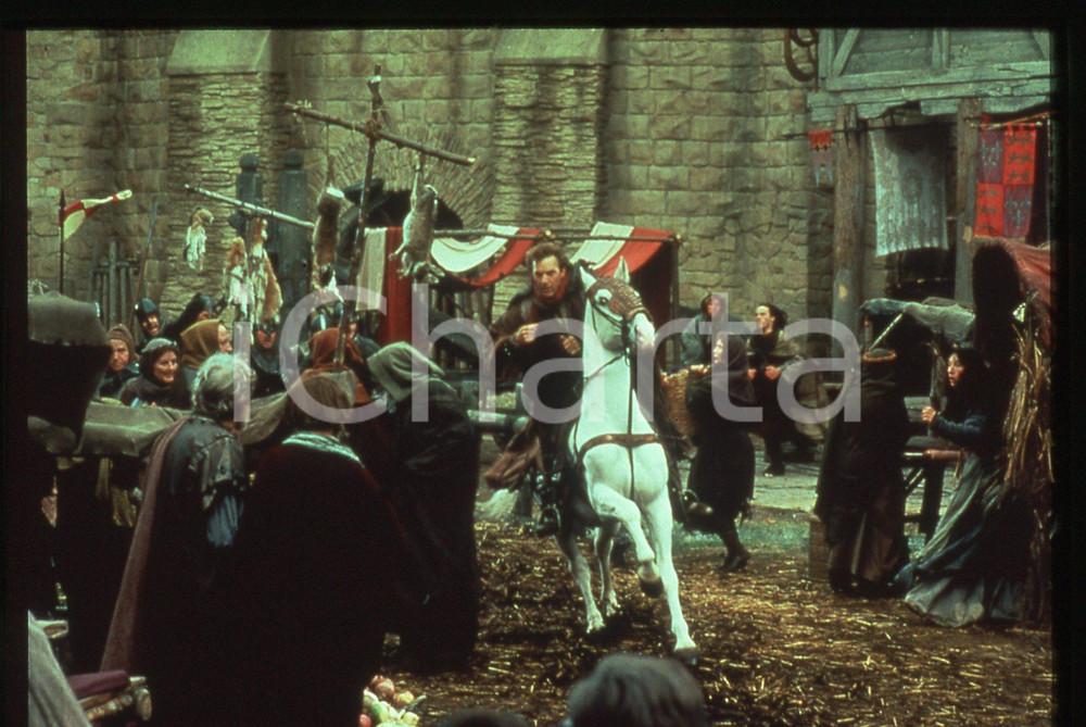 35mm vintage slide* 1991 ROBIN HOOD Kevin COSTNER in una scena del film (2)