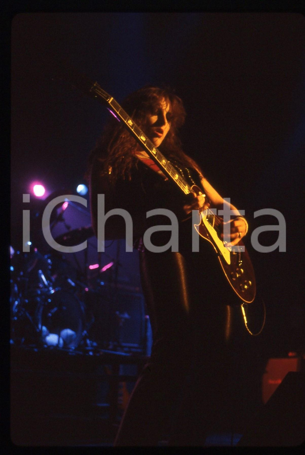 35mm vintage slide* 1985ca MUSICA Jody TURNER delle ROCK GODDESS in concerto 5  Diapositiva d'epoca, in formato 35 mm. CONDIZIONI: GOODE' severamente vietata la riproduzione. Tutti i diritti sono riservati.Nella diapositiva ICharta mette in vendita, sul negozio eBay e in esclusiva sul sito "icharta" il proprio archivio composto da numerose diapositive e negativi fotografici d'epoca, tutti originali e autentici, che attraversano la storia del costume italiano tra gli la fine degli anni Sessanta e Novanta.Si tratta di uno sguardo inedito sull'attualit&agrave;, la politica, la vita quotidiana, il gossip e la cultura, che fotografa il cambiamento della nazione in quest'ultimo scorcio del XX secolo. Un'occasione unica per il mercato del collezionismo, che vede finalmente disponibile un archivio eccezionale per vastit&agrave;, tematiche e condizioni, in un settore (il negativo fotografico e la diapositiva) di assoluta novit&agrave; e dalle interessanti prospettive di investimento.  originale e autentica 1