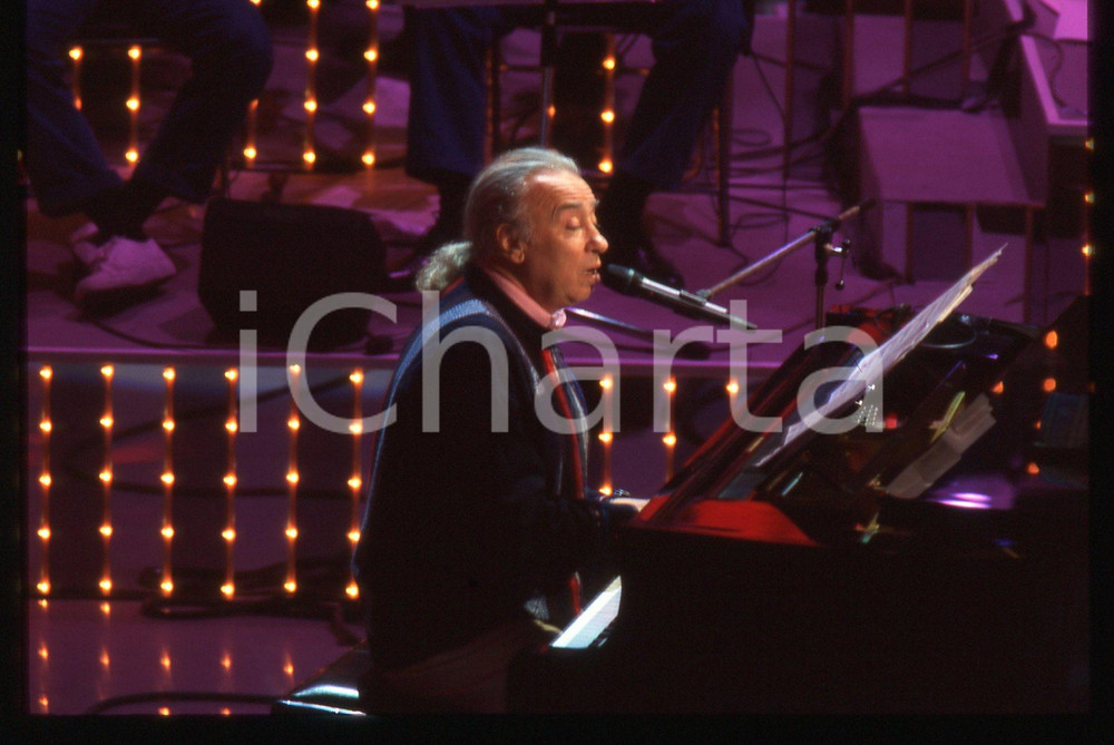 Fotografia d epoca originale 35mm vintage slide 1996 SANREMO Umberto BINDI sul palco del Teatro Ariston 2 1