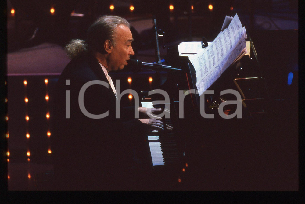 Fotografia d epoca originale 35mm vintage slide 1996 SANREMO Umberto BINDI sul palco del Teatro Ariston 3 1