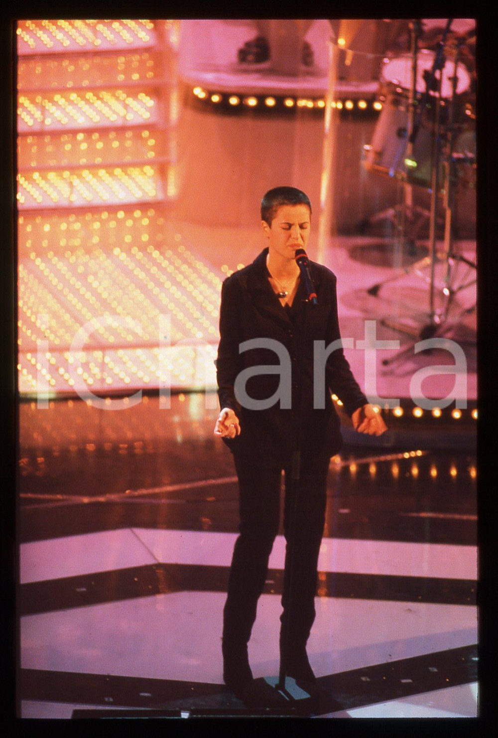 35mm vintage slide* 1997 SANREMO Teatro Ariston - Silvia SALEMI sul palco  (7) Diapositiva d'epoca, in formato 35 mm. CONDIZIONI: GOODE' severamente vietata la riproduzione. Tutti i diritti sono riservati. ICharta mette in vendita, sul negozio eBay e in esclusiva sul sito "icharta" il proprio archivio composto da numerose diapositive e negativi fotografici d'epoca, tutti originali e autentici, che attraversano la storia del costume italiano tra gli la fine degli anni Sessanta e Novanta.Si tratta di uno sguardo inedito sull'attualit&agrave;, la politica, la vita quotidiana, il gossip e la cultura, che fotografa il cambiamento della nazione in quest'ultimo scorcio del XX secolo. Un'occasione unica per il mercato del collezionismo, che vede finalmente disponibile un archivio eccezionale per vastit&agrave;, tematiche e condizioni, in un settore (il negativo fotografico e la diapositiva) di assoluta novit&agrave; e dalle interessanti prospettive di investimento.     originale e autentica 1