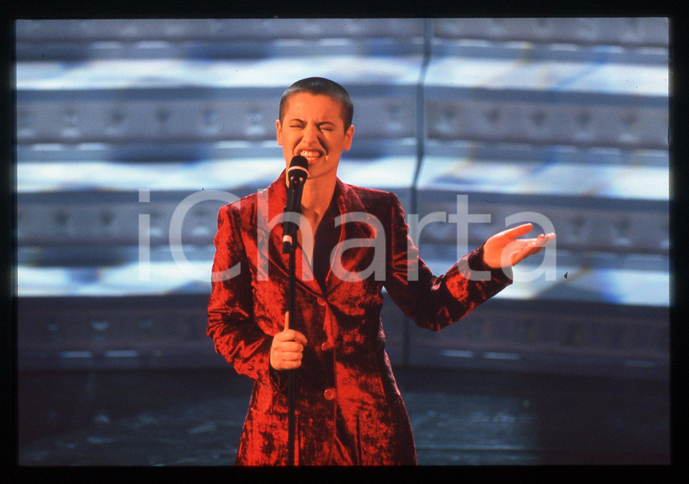 35mm vintage slide* 1997 SANREMO Silvia SALEMI sul palco del Teatro Ariston (8) Diapositiva d'epoca, in formato 35 mm. CONDIZIONI: GOODE' severamente vietata la riproduzione. Tutti i diritti sono riservati. ICharta mette in vendita, sul negozio eBay e in esclusiva sul sito "icharta" il proprio archivio composto da numerose diapositive e negativi fotografici d'epoca, tutti originali e autentici, che attraversano la storia del costume italiano tra gli la fine degli anni Sessanta e Novanta.Si tratta di uno sguardo inedito sull'attualit&agrave;, la politica, la vita quotidiana, il gossip e la cultura, che fotografa il cambiamento della nazione in quest'ultimo scorcio del XX secolo. Un'occasione unica per il mercato del collezionismo, che vede finalmente disponibile un archivio eccezionale per vastit&agrave;, tematiche e condizioni, in un settore (il negativo fotografico e la diapositiva) di assoluta novit&agrave; e dalle interessanti prospettive di investimento.     originale e autentica 1