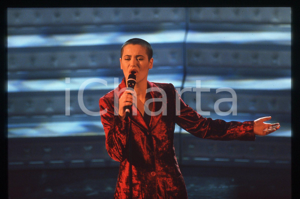 35mm vintage slide* 1997 SANREMO Teatro Ariston - Silvia SALEMI sul palco (9) Diapositiva d'epoca, in formato 35 mm. CONDIZIONI: GOODE' severamente vietata la riproduzione. Tutti i diritti sono riservati. ICharta mette in vendita, sul negozio eBay e in esclusiva sul sito "icharta" il proprio archivio composto da numerose diapositive e negativi fotografici d'epoca, tutti originali e autentici, che attraversano la storia del costume italiano tra gli la fine degli anni Sessanta e Novanta.Si tratta di uno sguardo inedito sull'attualit&agrave;, la politica, la vita quotidiana, il gossip e la cultura, che fotografa il cambiamento della nazione in quest'ultimo scorcio del XX secolo. Un'occasione unica per il mercato del collezionismo, che vede finalmente disponibile un archivio eccezionale per vastit&agrave;, tematiche e condizioni, in un settore (il negativo fotografico e la diapositiva) di assoluta novit&agrave; e dalle interessanti prospettive di investimento.     originale e autentica 1