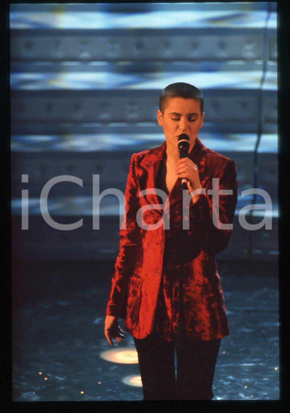 35mm vintage slide* 1997 SANREMO Silvia SALEMI sul palco del Teatro Ariston 11 Diapositiva d'epoca, in formato 35 mm. CONDIZIONI: GOODE' severamente vietata la riproduzione. Tutti i diritti sono riservati. ICharta mette in vendita, sul negozio eBay e in esclusiva sul sito "icharta" il proprio archivio composto da numerose diapositive e negativi fotografici d'epoca, tutti originali e autentici, che attraversano la storia del costume italiano tra gli la fine degli anni Sessanta e Novanta.Si tratta di uno sguardo inedito sull'attualit&agrave;, la politica, la vita quotidiana, il gossip e la cultura, che fotografa il cambiamento della nazione in quest'ultimo scorcio del XX secolo. Un'occasione unica per il mercato del collezionismo, che vede finalmente disponibile un archivio eccezionale per vastit&agrave;, tematiche e condizioni, in un settore (il negativo fotografico e la diapositiva) di assoluta novit&agrave; e dalle interessanti prospettive di investimento.  originale e autentica 1