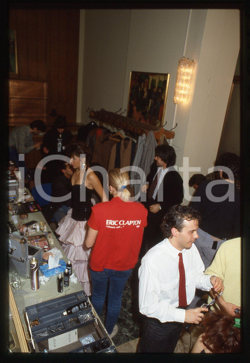35mm vintage slide *1985 MODA Rolando ELISEI e il suo staff acconciano modella 5  Diapositiva d'epoca, in formato 35 mm. CONDIZIONI: GOODE' severamente vietata la riproduzione. Tutti i diritti sono riservati.Nella diapositiva ICharta mette in vendita, sul negozio eBay e in esclusiva sul sito "icharta" il proprio archivio composto da numerose diapositive e negativi fotografici d'epoca, tutti originali e autentici, che attraversano la storia del costume italiano tra gli la fine degli anni Sessanta e Novanta.Si tratta di uno sguardo inedito sull'attualit&agrave;, la politica, la vita quotidiana, il gossip e la cultura, che fotografa il cambiamento della nazione in quest'ultimo scorcio del XX secolo. Un'occasione unica per il mercato del collezionismo, che vede finalmente disponibile un archivio eccezionale per vastit&agrave;, tematiche e condizioni, in un settore (il negativo fotografico e la diapositiva) di assoluta novit&agrave; e dalle interessanti prospettive di investimento.  originale e autentica 1
