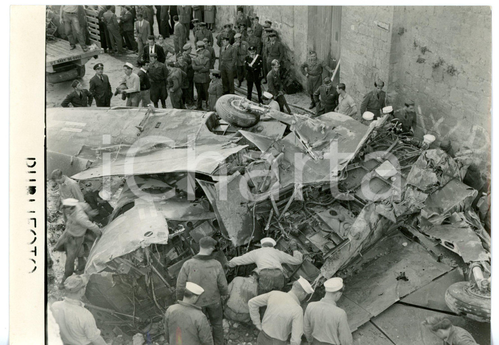 Fotografia d epoca originale 1953 NAPOLI  CAPODICHINO Aereo postale americano precipitato su fabbricati FOTO 1