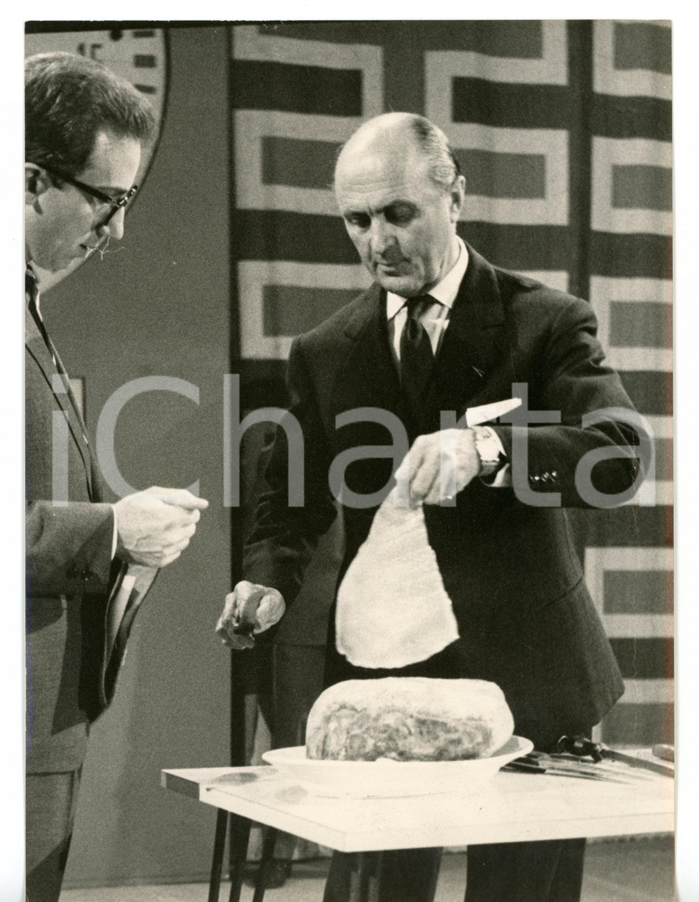 1957 LASCIA O RADDOPPIA? Mike BONGIORNO interroga Louis CHIRON in gastronomia
