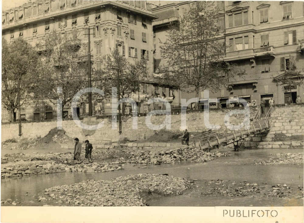 1953 ALLUVIONE GENOVA Attraversamento del Bisagno dopo il nubifragio - Foto