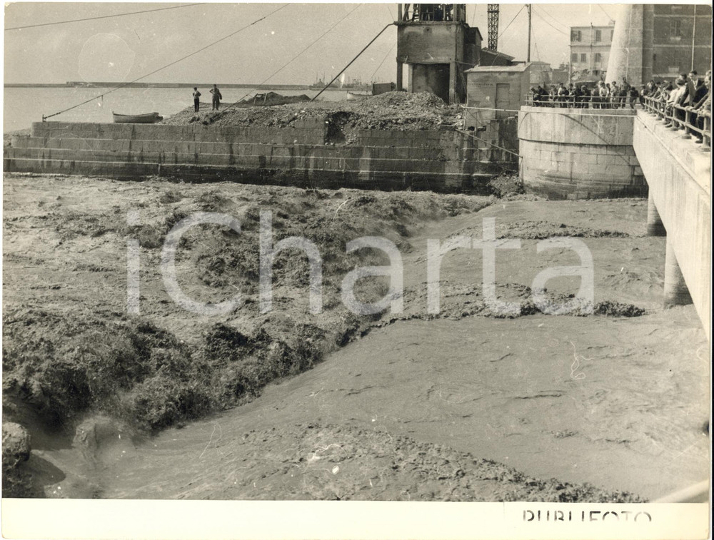 1953 ALLUVIONE GENOVA Il Bisagno ingrossato alla foce - Foto ANIMATA 24x18 cm  Fotografia d'epoca, con didascalia coeva al verso.  CONDIZIONI: FAIR (visibili difetti di stampa)FORMATO: 24x18 cm     originale e autentica 1