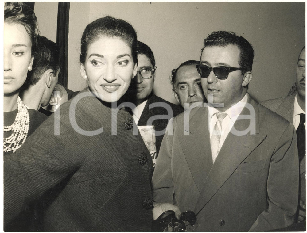 1959 MILANO MALPENSA Arrivo di Maria CALLAS accolta dall'avvocato JACCHIA - Foto  Fotografia d'epoca, con didascalia coeva al verso. CONDIZIONI: G (minime piegature al margine superiore)FORMATO: 24x18 cm     originale e autentica 1