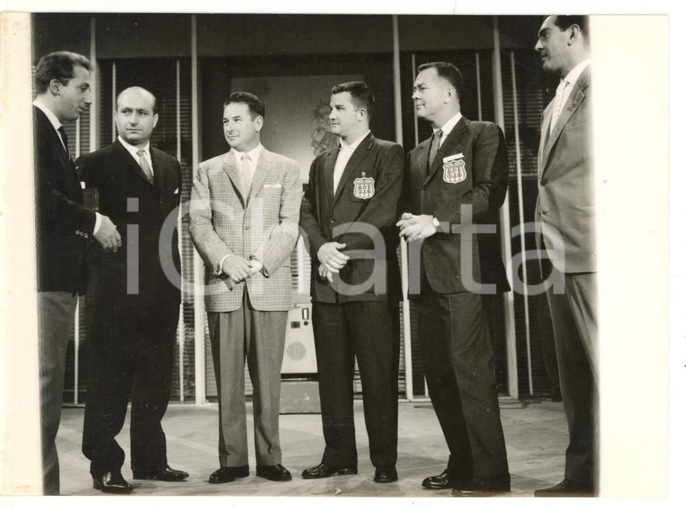1958 LASCIA O RADDOPPIA Mike BONGIORNO con piloti americani 500 miglia di MONZA  Fotografia d'epoca con didascalia coeva al verso.   CONDIZIONI: G FORMATO: 18x13 cm     originale e autentica 1