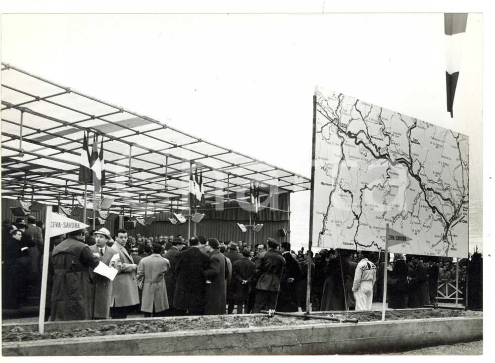 1960 AUTOSTRADA A6 Inaugurazione tratto CEVA-SAVONA *Foto 18x13 cm  Fotografia d'epoca con didascalia coeva al verso.   CONDIZIONI: G FORMATO: 18x13 cm     originale e autentica 1