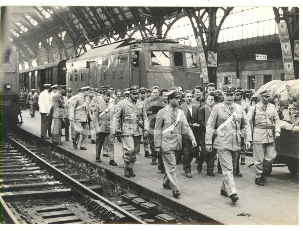 1963 MILANO Stazione Centrale - Terroristi altoatesini scortati dai Carabinieri