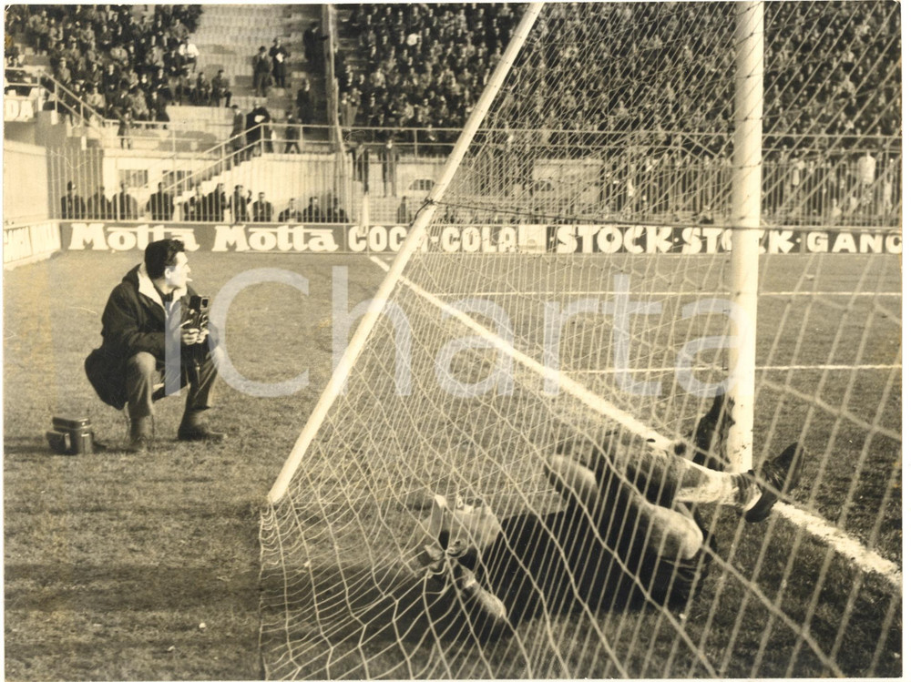 1962 MILANO CALCIO MILAN-MANTOVA 2-2 Curiosa parata di William NEGRI *Foto 18x24  Fotografia d'epoca, con didascalia coeva al verso.  CONDIZIONI: FAIR (sovraimpressione centrale)FORMATO: 18x24 cm     originale e autentica 1