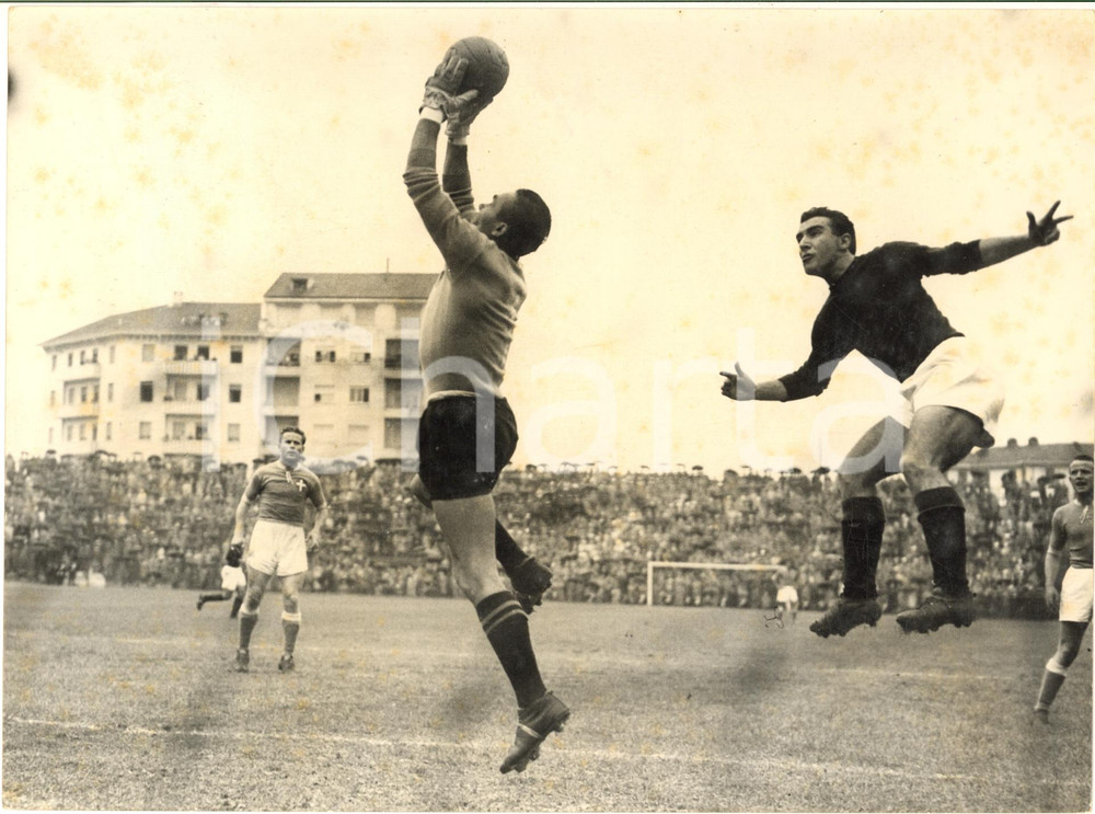 1953 CALCIO SERIE A TORINO-NOVARA 1-0 Ivano CORGHI interviene su Pietro BIAGIOLI