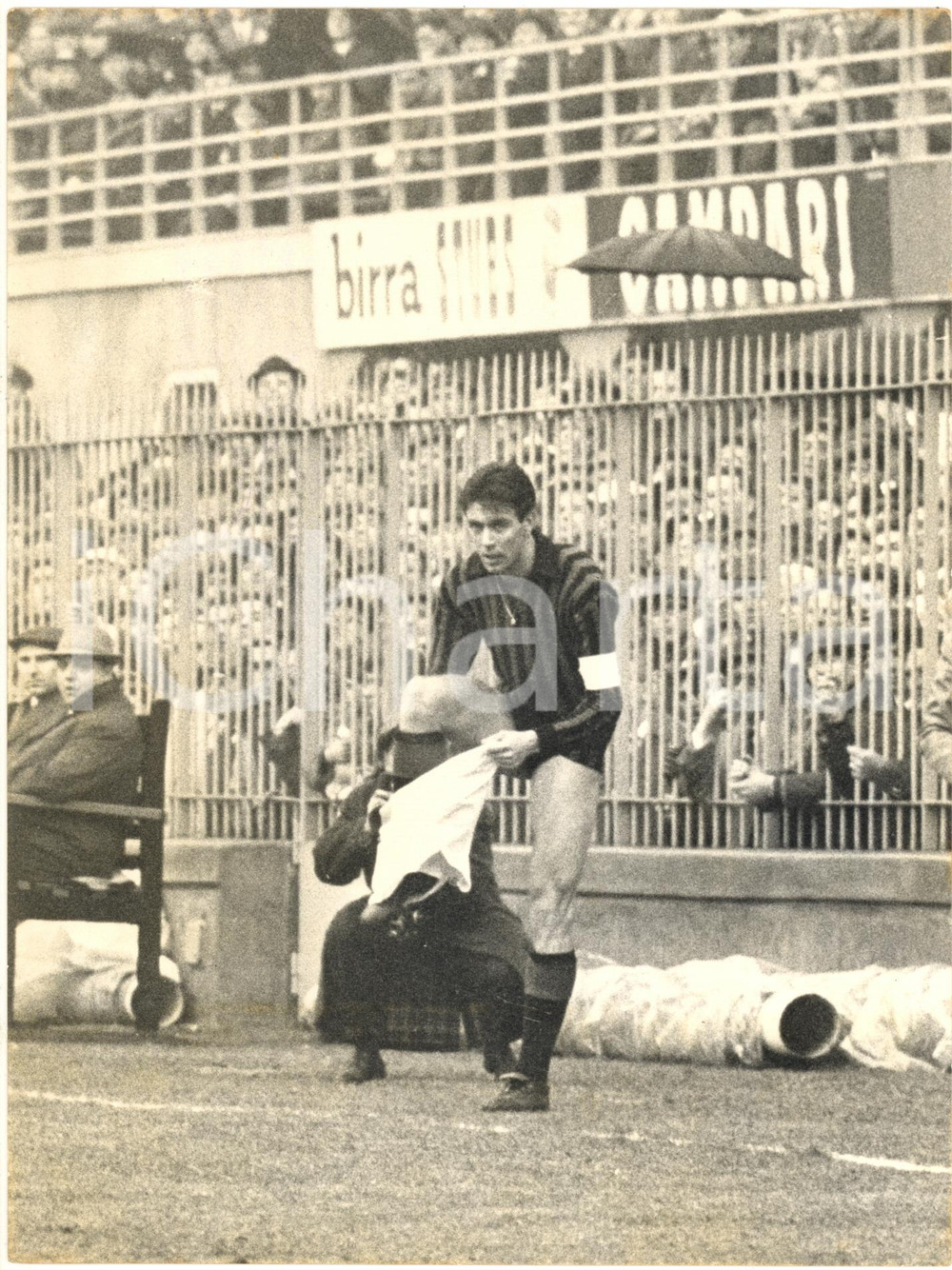 1962 CALCIO MILAN-FIORENTINA Cesare MALDINI cambia pantaloncini stracciati *Foto  Fotografia d'epoca, con didascalia coeva al verso.  CONDIZIONI: FAIR (lievi piegature)FORMATO: 18x24 cm     originale e autentica 1