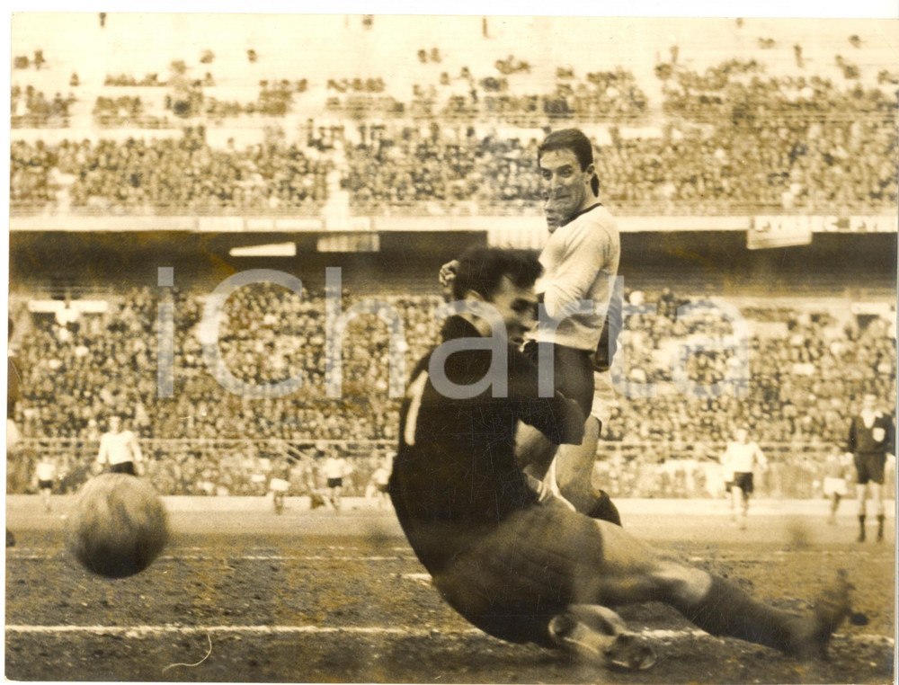 1962 MILANO CALCIO NAZIONALE ITALIANA-BENFICA Goal di Giampaolo MENICHELLI *Foto  Fotografia d'epoca, con didascalia coeva al verso.  CONDIZIONI: FAIR (aloni diffusi)FORMATO: 24x18 cm     originale e autentica 1