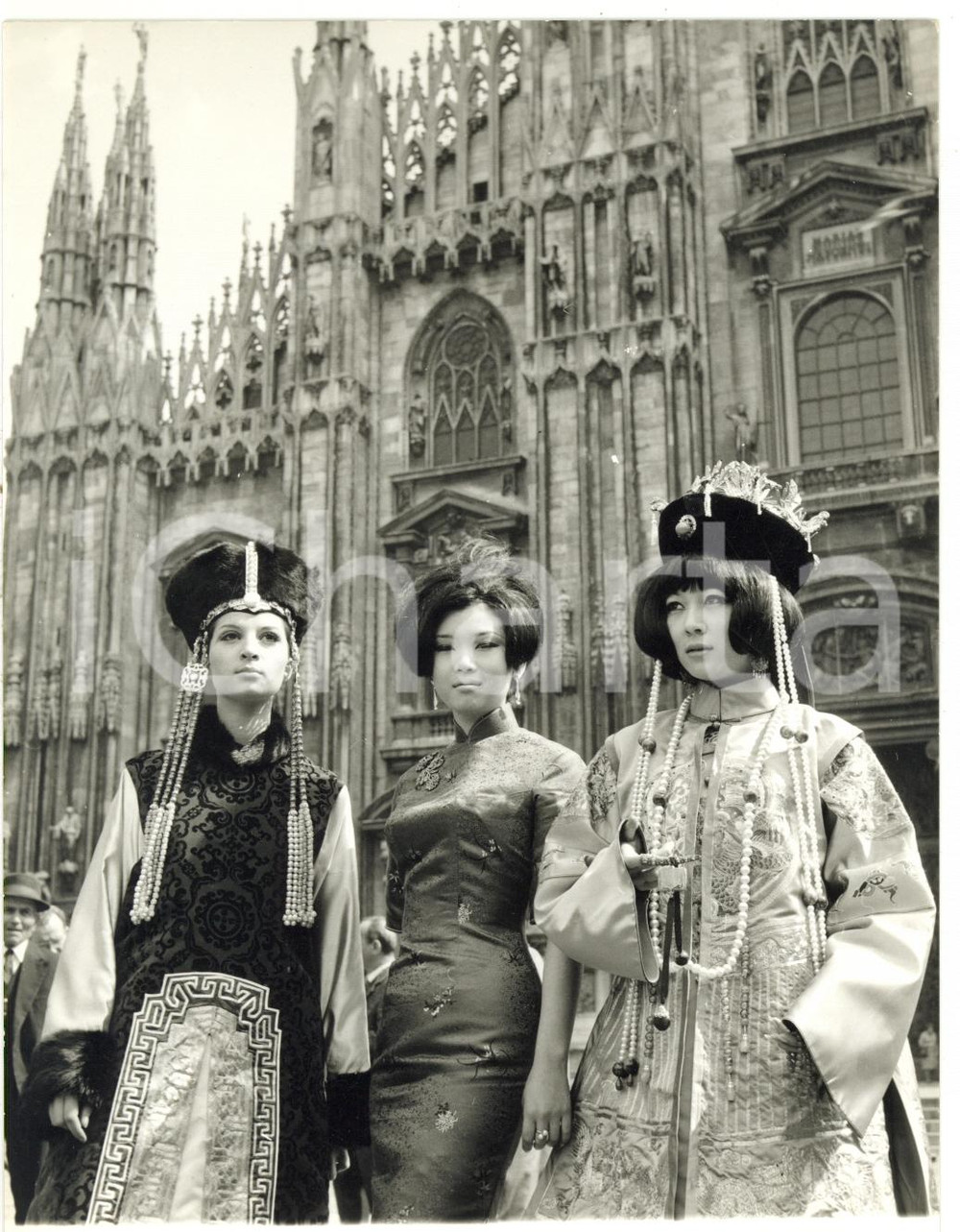1968 DUOMO DI MILANO Modelle posano in abiti tradizionali cinesi *Foto 13x18 cm