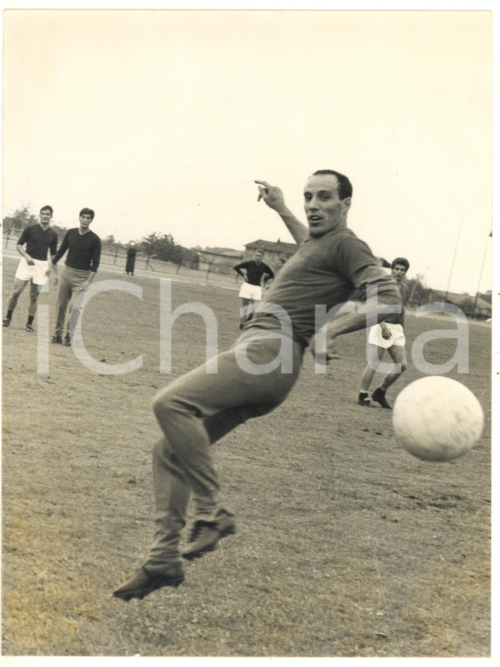 1966 APPIANO GENTILE Allenamento NAZIONALE - Ezio PASCUTTI riceve il pallone 