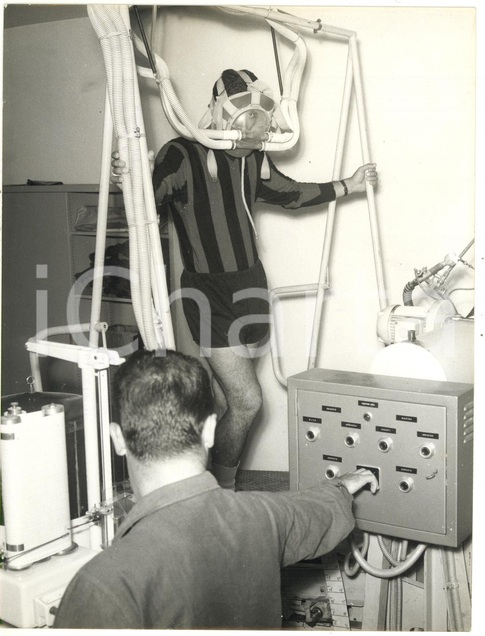 1964 MILANELLO CALCIO - MILAN Luigi BALZARINI durante visita medica *Foto 18x24
