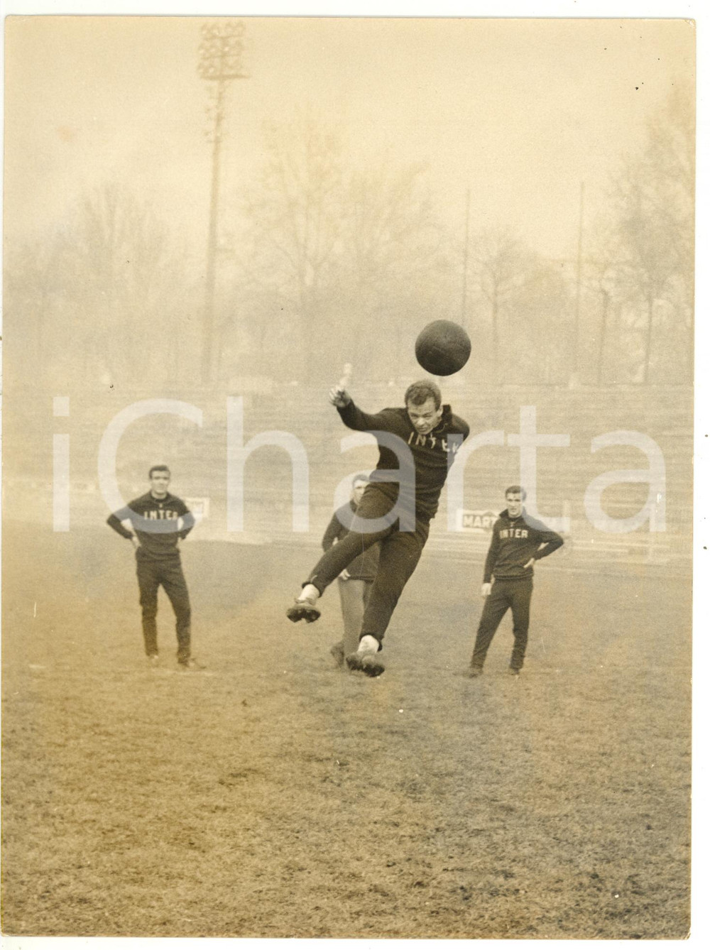 1960 MILANO CALCIO Allenamento INTER - Colpo di testa di Bengt LINDSKOG *Foto