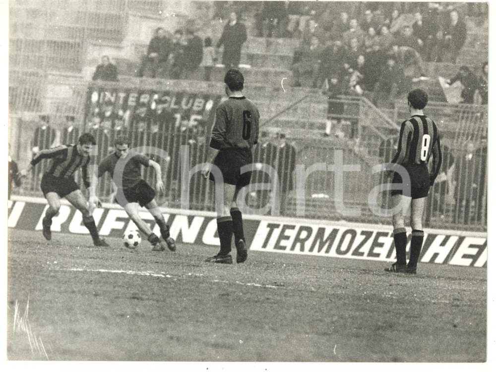1966 CALCIO INTER-VENEZIA 2-1 Duello tra Ferruccio MAZZOLA e Gianfranco BEDIN 