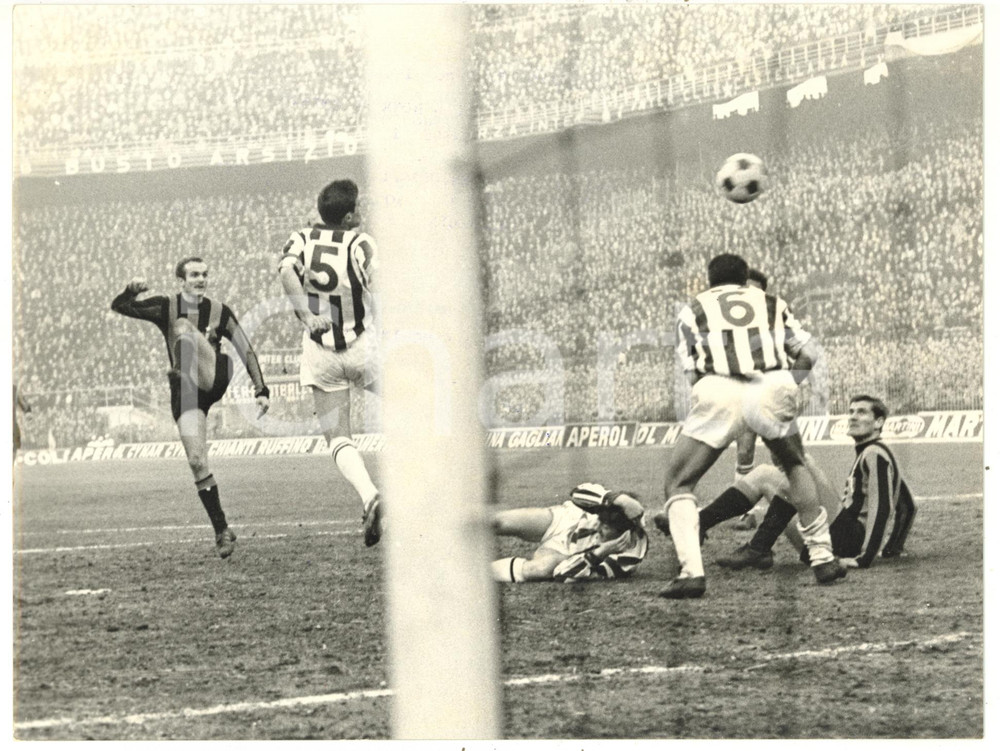 1966 CALCIO INTER-JUVENTUS 1-1 Gol di Sandro MAZZOLA in area di rigore *Foto