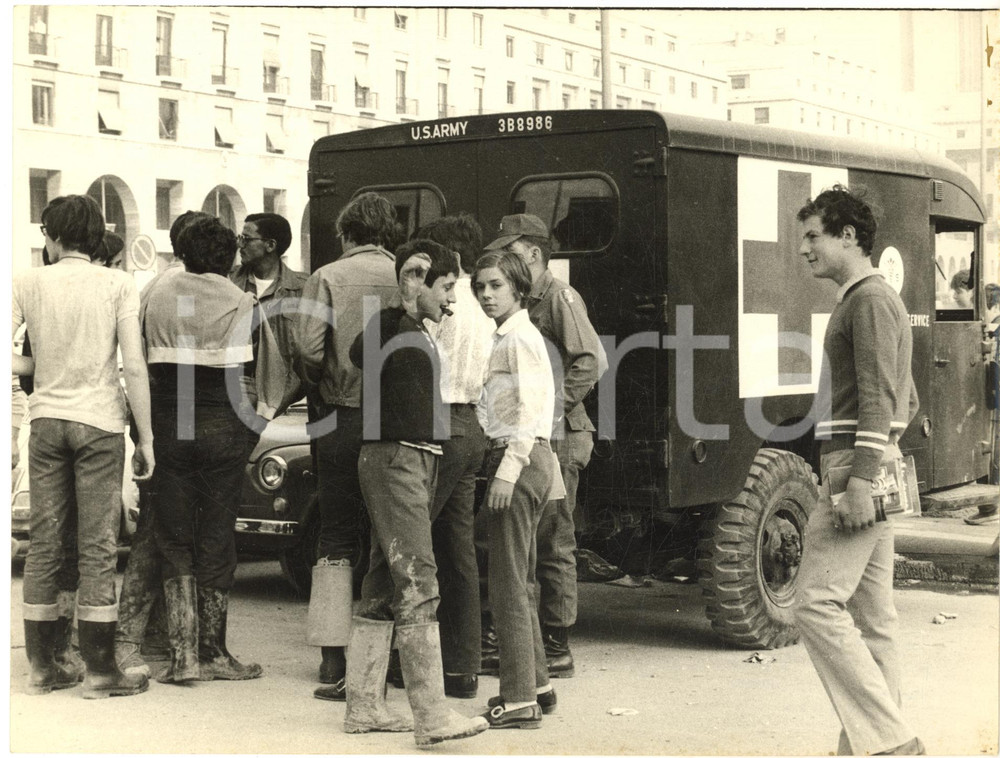 1970 ALLUVIONE GENOVA Sfollati presso camion soccorsi US ARMY - Foto 24x18 cm