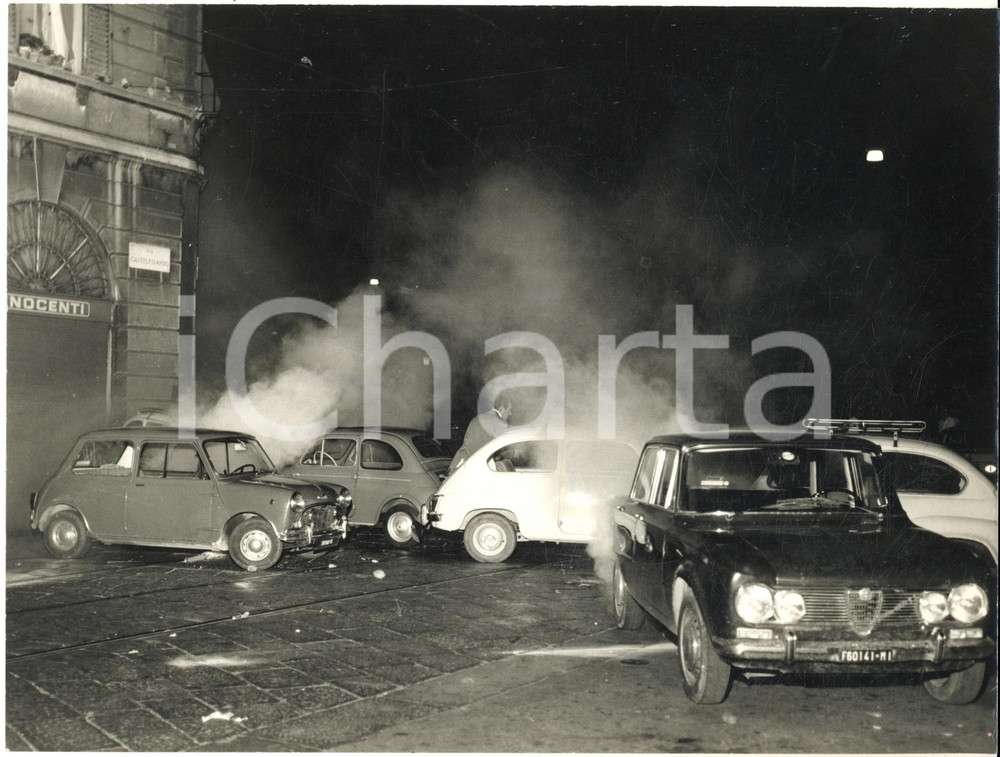1968 MILANO Rivolta studentesca - Auto incendiate in via Castelfidardo - Foto