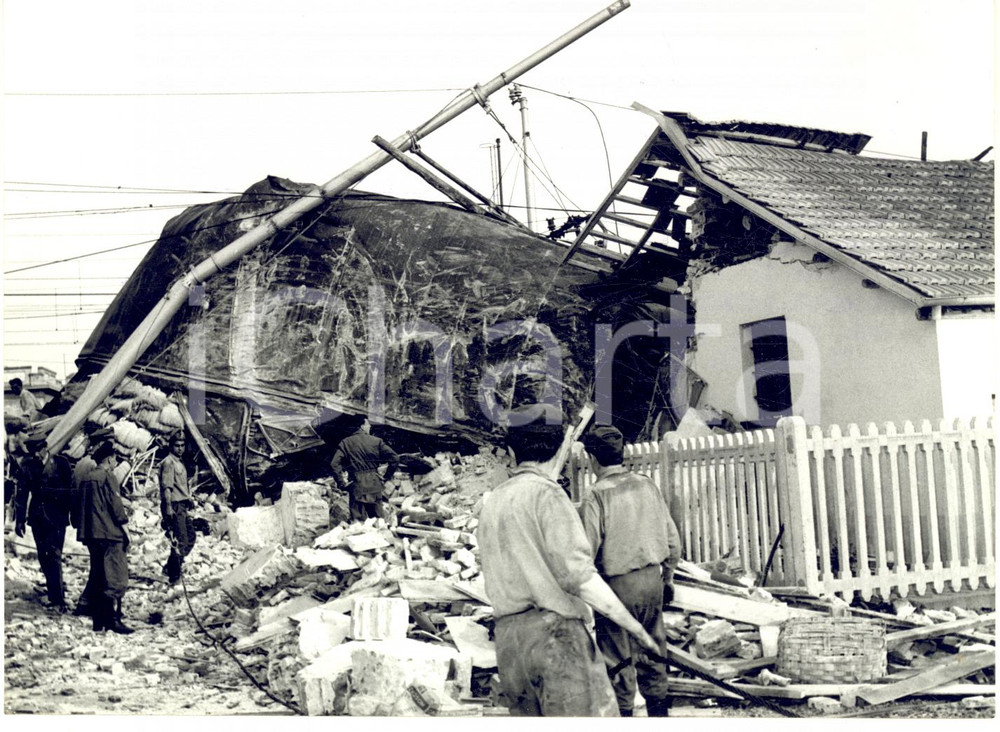 1962 SETTIMO TORINESE Treno Torino-Venezia deragliato sulle case - Foto 18x13