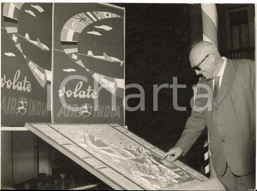 1959 FIERA DI MILANO On. Pietro NENNI in visita allo stand AIR INDIA *Foto 18x13