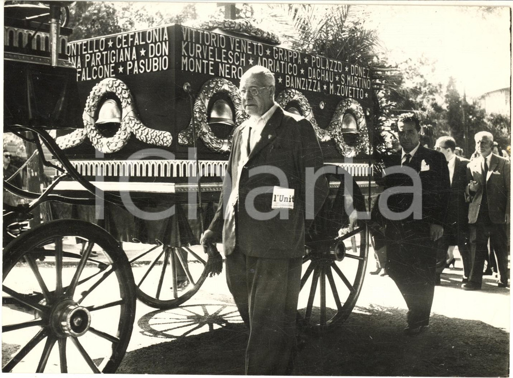 1960 ca ROMA Pietro NENNI alla cerimonia del IV Novembre con L'UNITA' *Foto