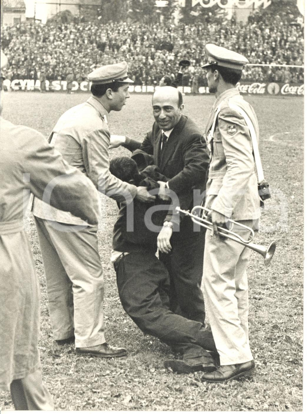 1962 VERONA CALCIO Tifoso del NAPOLI sviene per la promozione - Foto 13x18 cm
