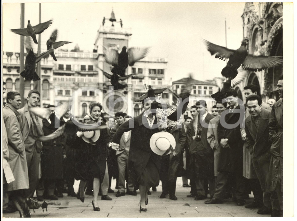 1958 VENEZIA Rally del Cinema - Virna LISI in piazza San Marco *Foto 24x18 cm