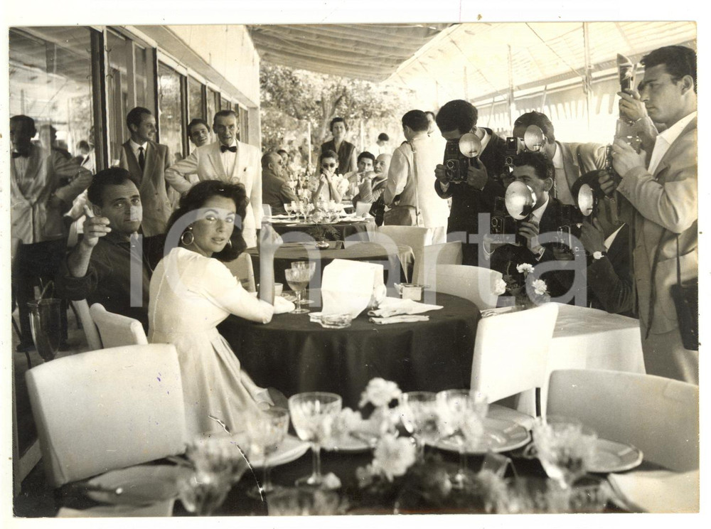 1957 ROMA Elizabeth TAYLOR e il marito Mike TODD assediati dai giornalisti *Foto