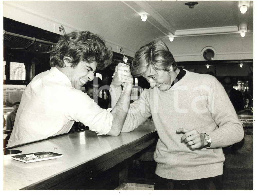 1967 VENEZIA - CANTAEUROPA Braccio di ferro tra Ricky SHAYNE e Bobby SOLO *Foto  Fotografia d'epoca, con didascalia coeva al verso.  CONDIZIONI: FAIR (piegature angolari)FORMATO: 24x18 cm     originale e autentica 1