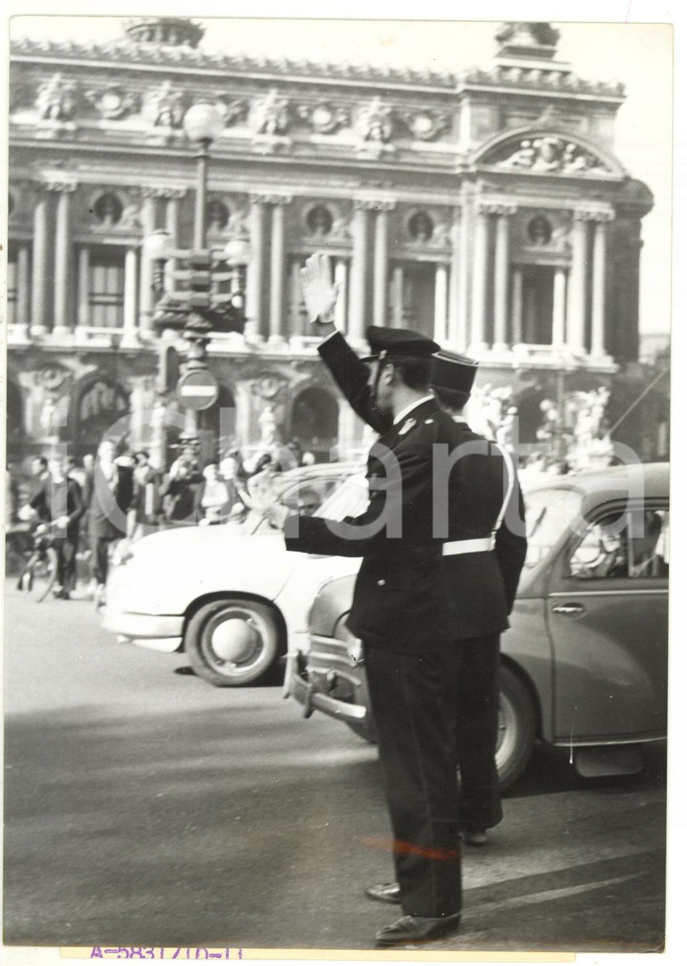 1957 PARIS Opéra national - Poliziotto italiano dirige il traffico *Foto 13x18