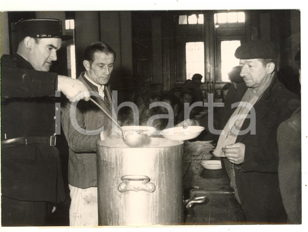 1954 PARIS Campagna ABBÉ PIERRE Poliziotto distribuisce pasto caldo ai clochard