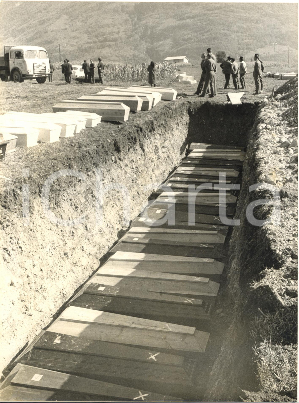 1963 FORTOGNA TRAGEDIA DEL VAJONT Le bare delle vittime - Foto 18x24 cm