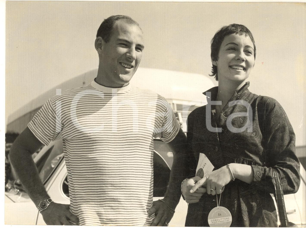 1957 AUTODROMO DI MONZA Pilota Stirling MOSS con la fidanzata - Foto 18x13