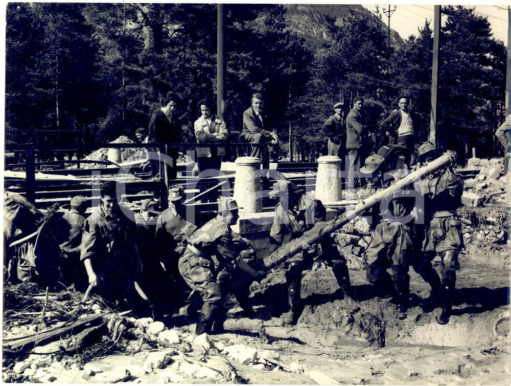 1957 AREA DI TORINO Militari al lavoro per argine distrutto dal maltempo *Foto 