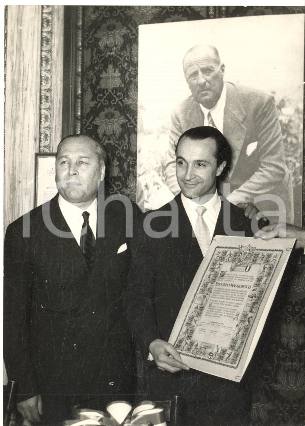 1955 MILANO SCHERMA Edoardo MANGIAROTTI premiato dagli amici di Emilio Colombo