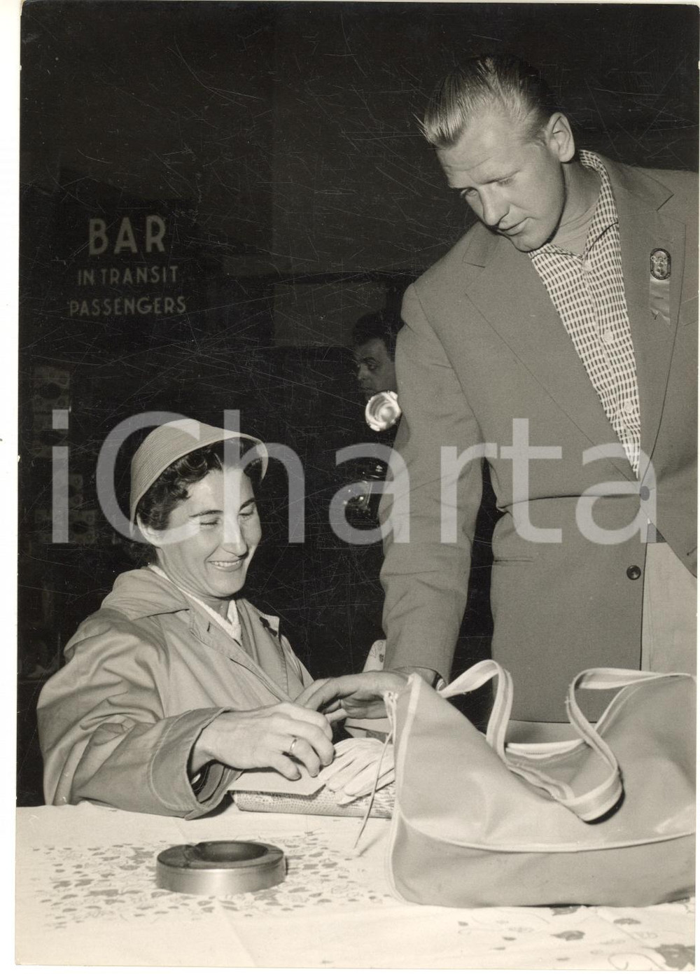 1956 MILANO MALPENSA Arrivo olimpionici ungheresi *Gyorgy TUMPEK Erzsebet GULYAS